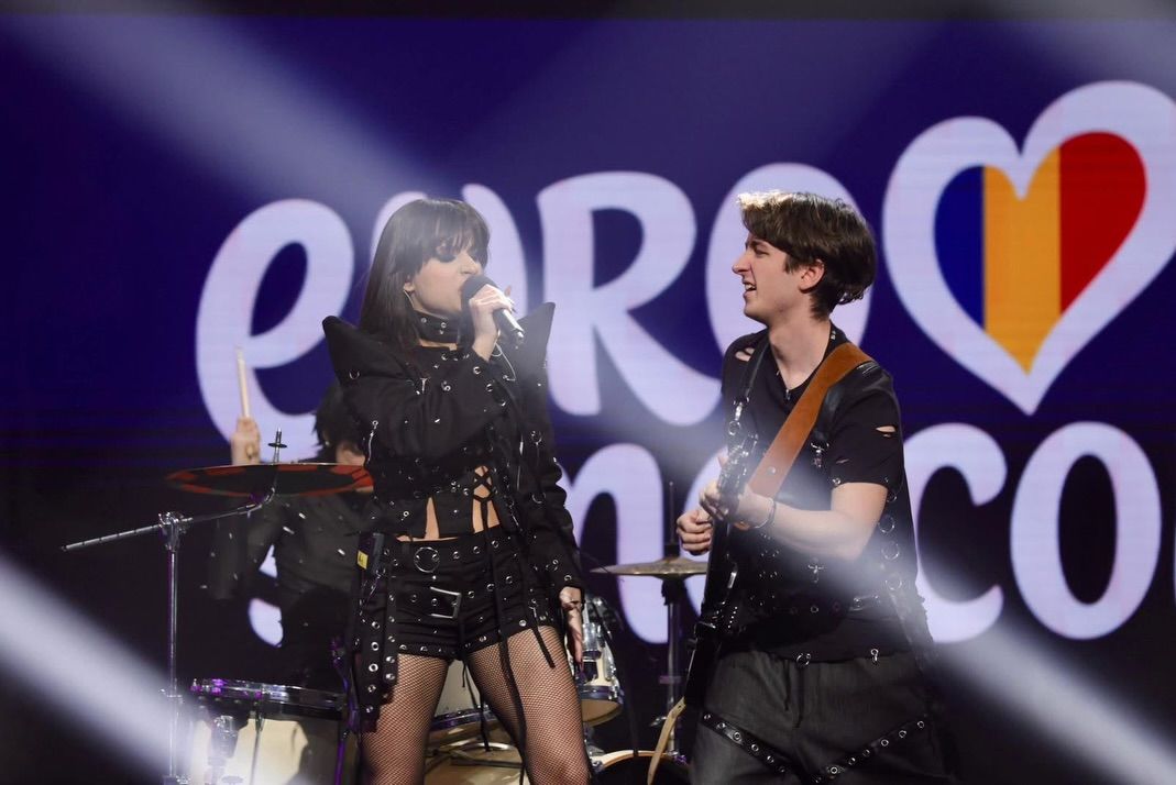 При цьому образ співачки, яка співає "задуши мене" цілком виглядає доволі хардово.