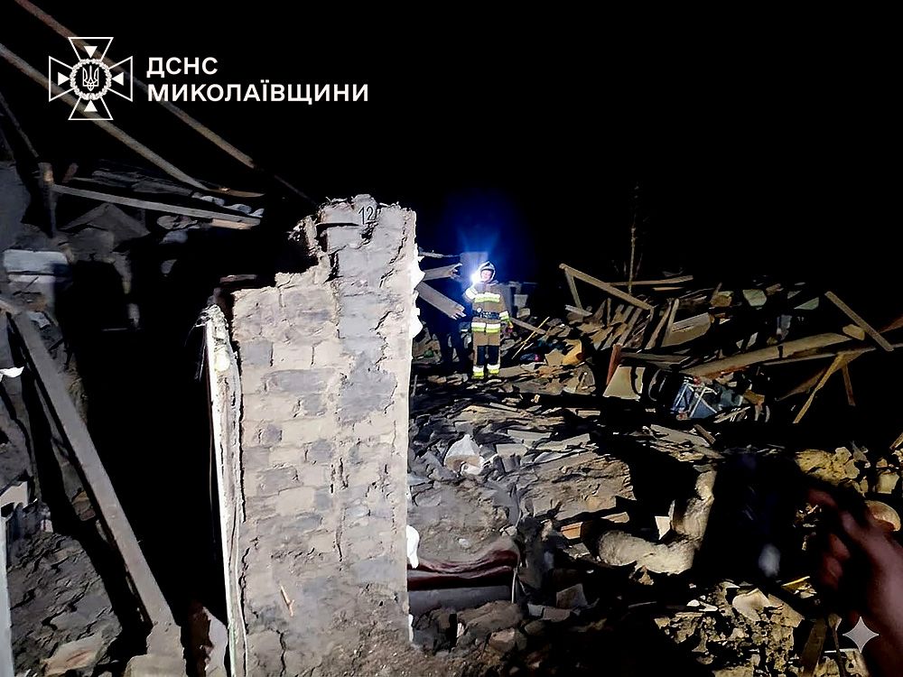 Рятувальник ДСНС шукає дітей під завалами будинку Рятувальник ДСНС