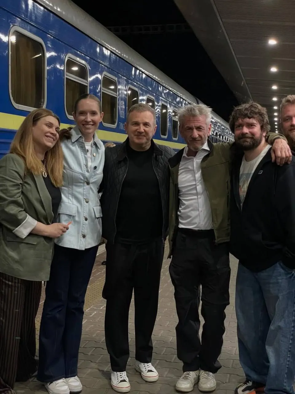 Українці зустріли Пенна на київському вокзалі