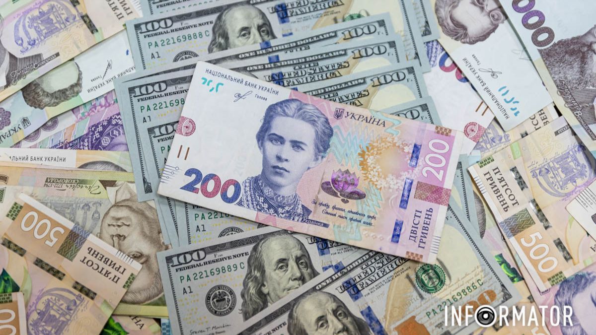 Українці накопичили мільярди готівкових доларів і гривень через блекаути і посилення фінмоніторингу