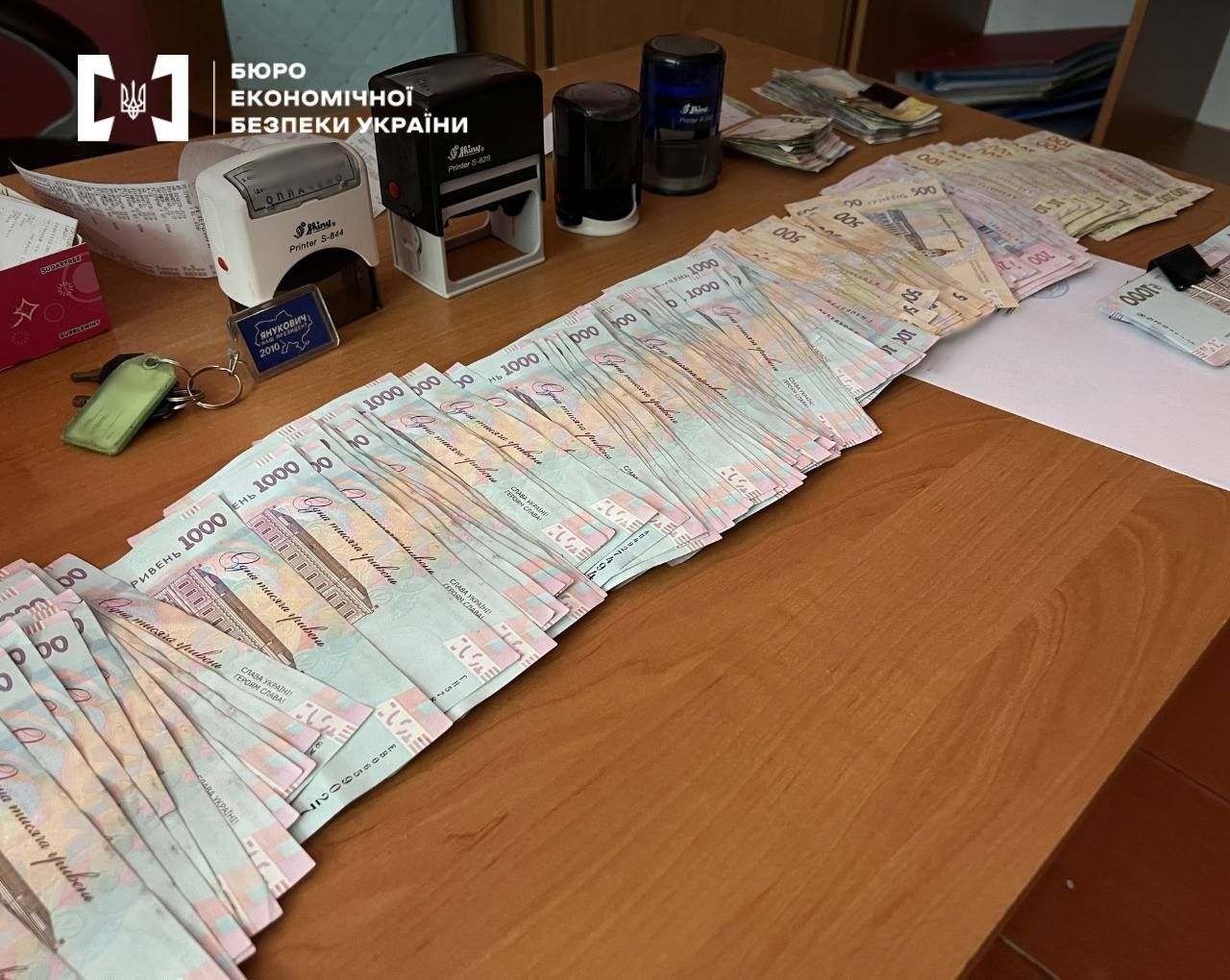 Рік у «тіні»: детективи БЕБ припинили роботу нелегальної АЗС на Полтавщині 2