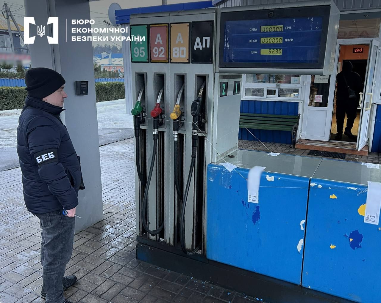 Рік у «тіні»: детективи БЕБ припинили роботу нелегальної АЗС на Полтавщині 1