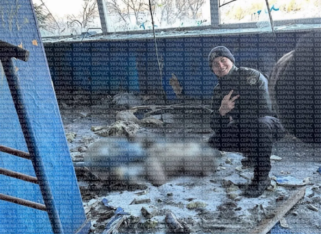 Фото курсанта біля загиблої.