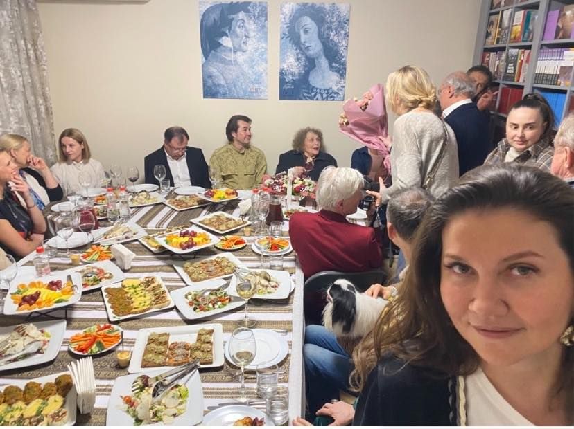 Депутатка Київради найпершою "запилила" селфі зі свята: видно, що за столом головує заклопотаний Княжицький і ще трошки Євген Нищук, а сама іменинниця сидить десь скраю. Фото: Facebook Олеся Пинзеник