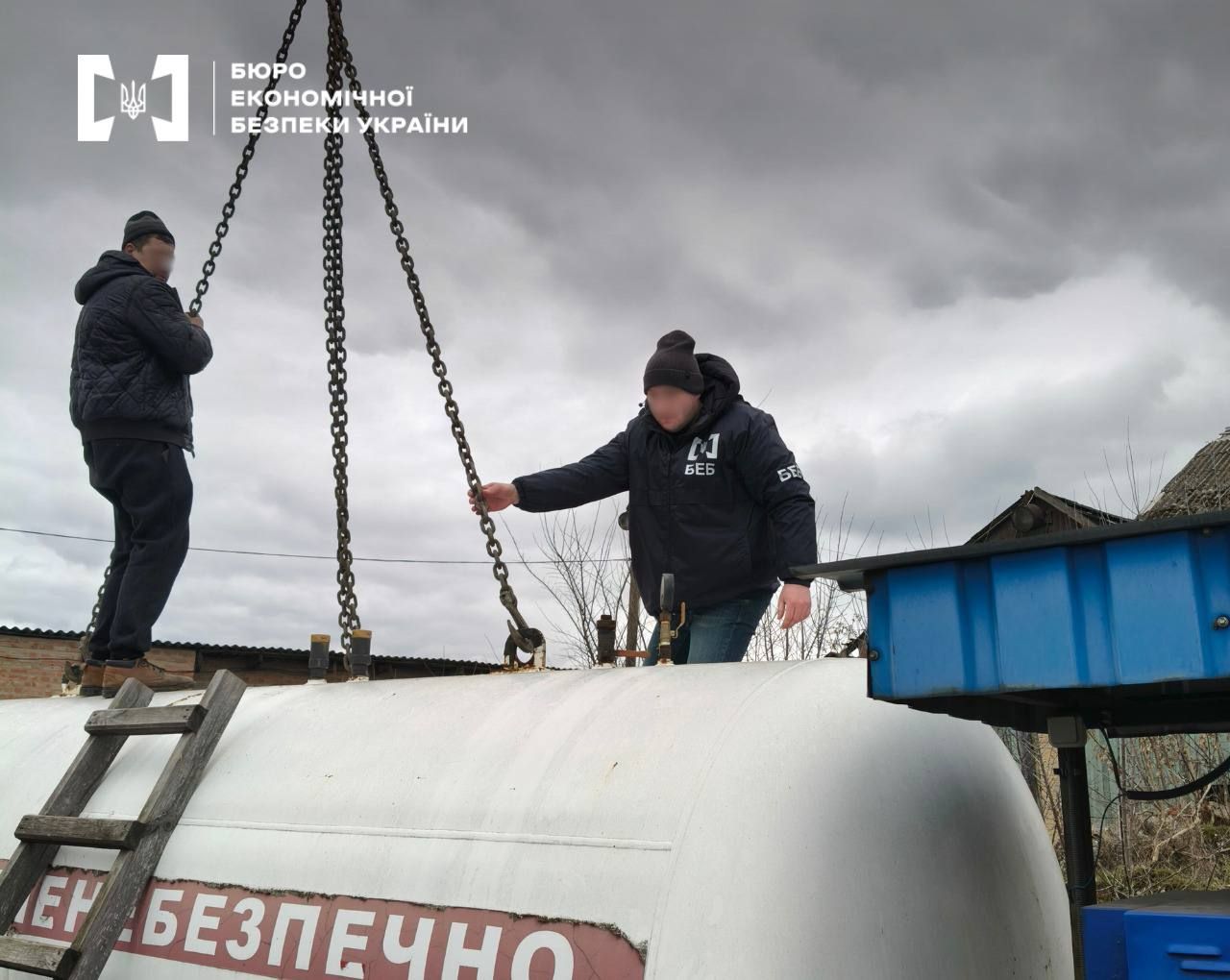 Детективи БЕБ припинили роботу двох нелегальних АЗС на Дніпропетровщині 1