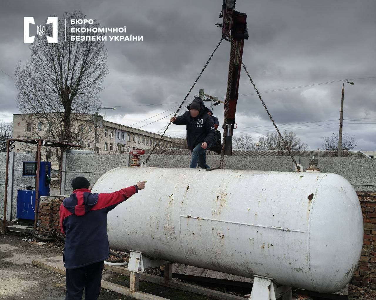 Детективи БЕБ припинили роботу двох нелегальних АЗС на Дніпропетровщині 2