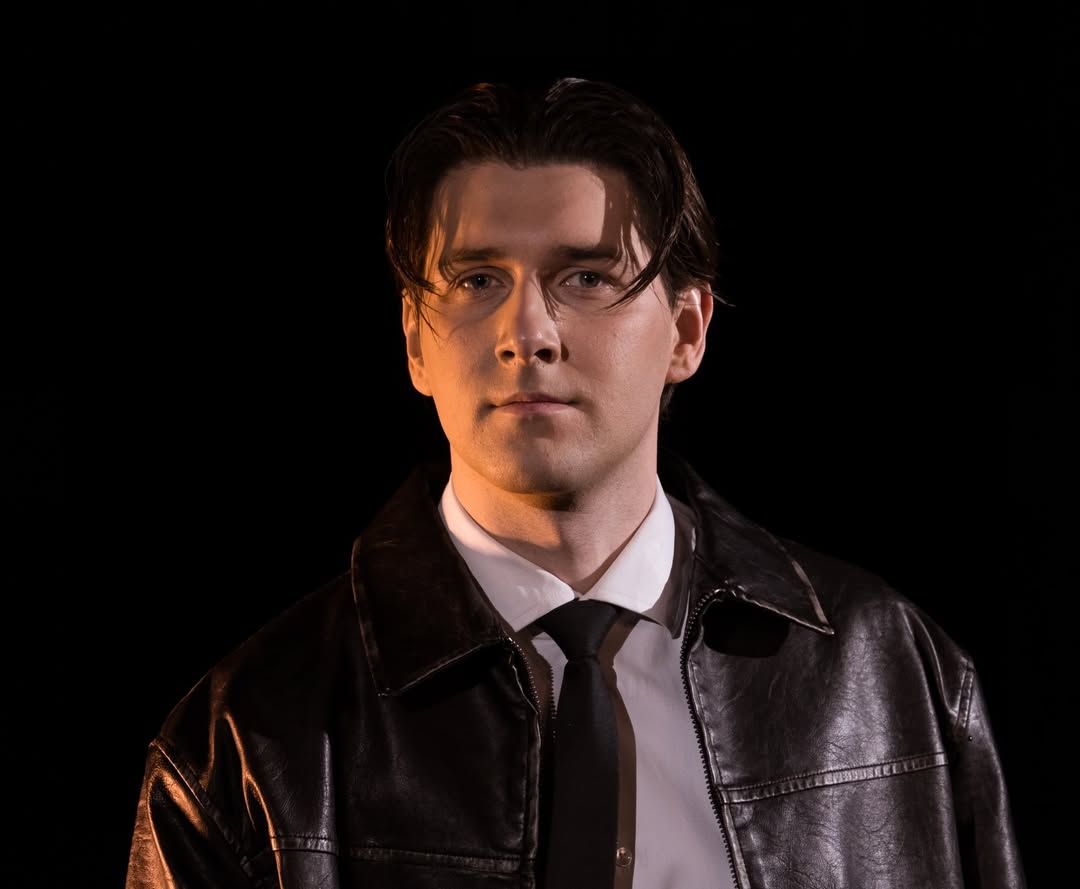 Співак також є соліст Київського національного академічного театру оперети, учасник проєктів "Голос країни" та "Х-фактор". Співак також є соліст Київського національного академічного театру оперети, учасник проєктів "Голос країни" та "Х-фактор".