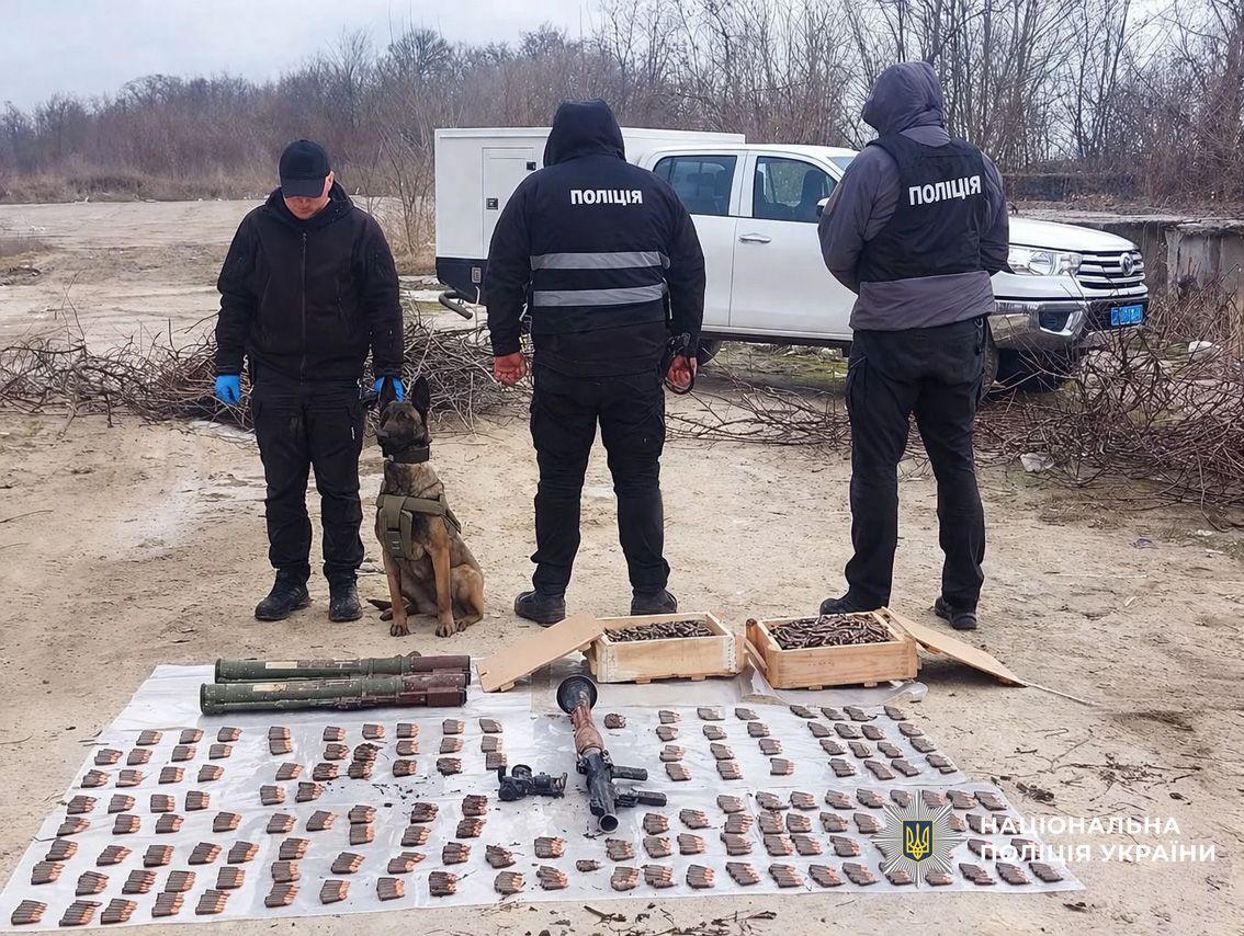 Результаты работы кинологов со служебной собакой и часть изъятого оружия во время спецоперации в районе Кинолог, служебная собака, изъятое оружие