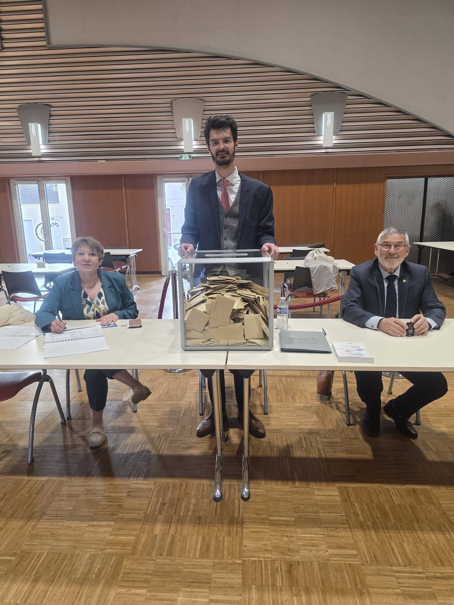 Гіттлер обійшов Зелінські на виборах Гіттлер та Зелінські