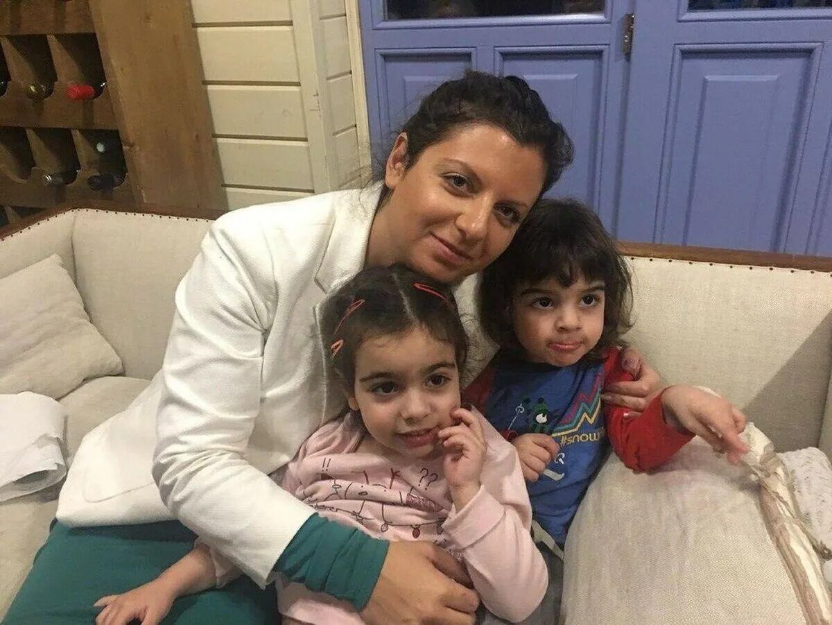 Маргарита Симонян з дітьми Маргарита Симонян з дітьми