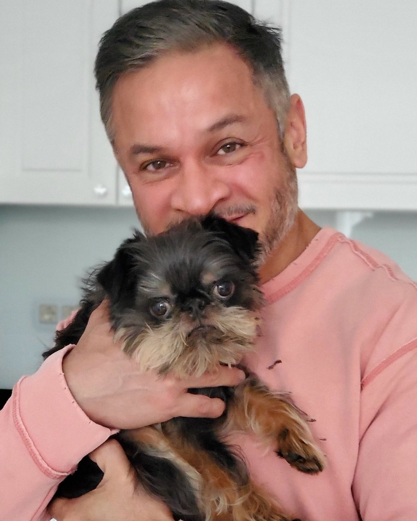 Эктор Хименес-Браво, умер собачонка Чоко.