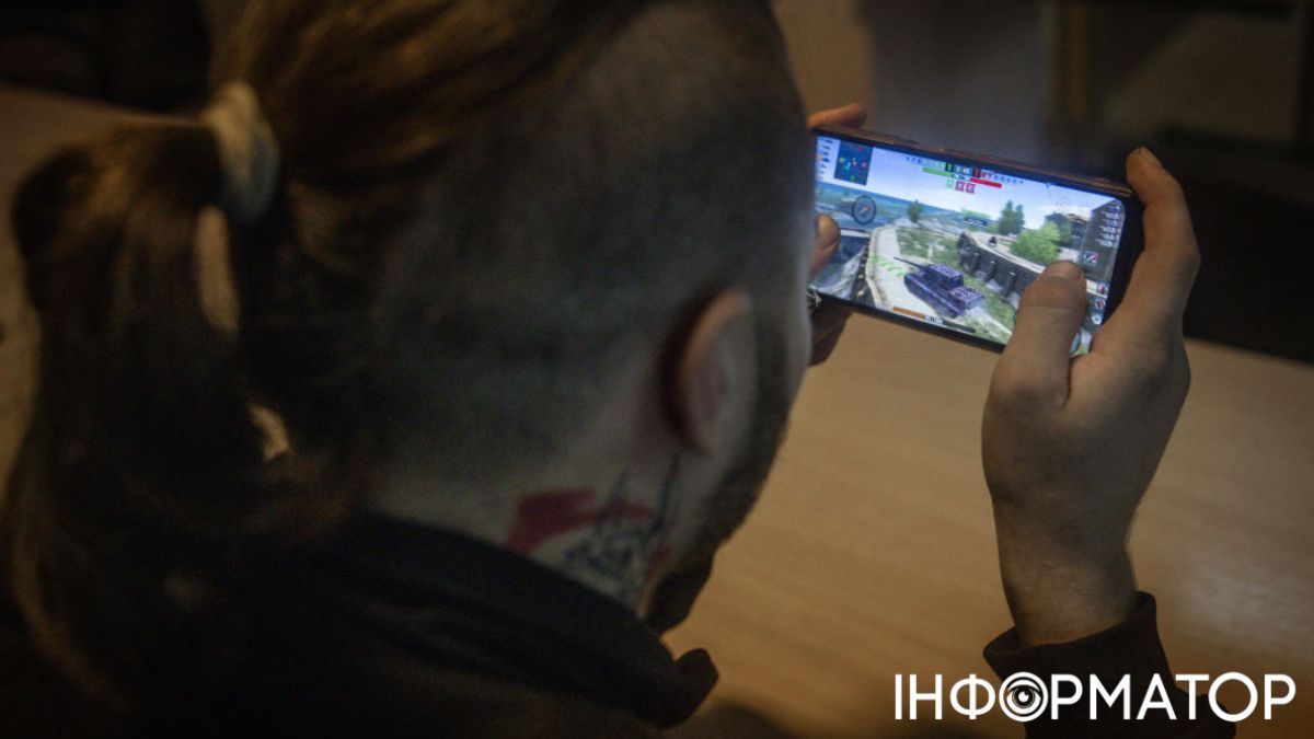 Український військовий грає у комп'ютерну ігру