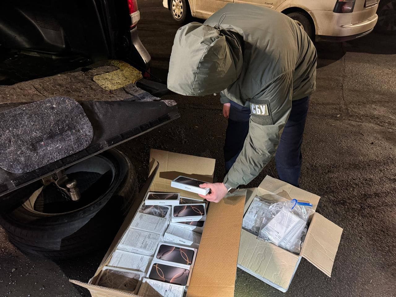 Контрабанка iPhone в Україну