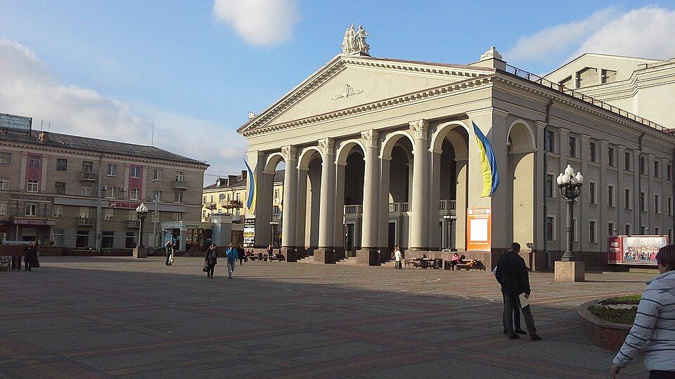 Театральна площа у м.Рівне - коригувальник видивлявся об'єкти ЗСУ на таксі. Фото: wikipedia
