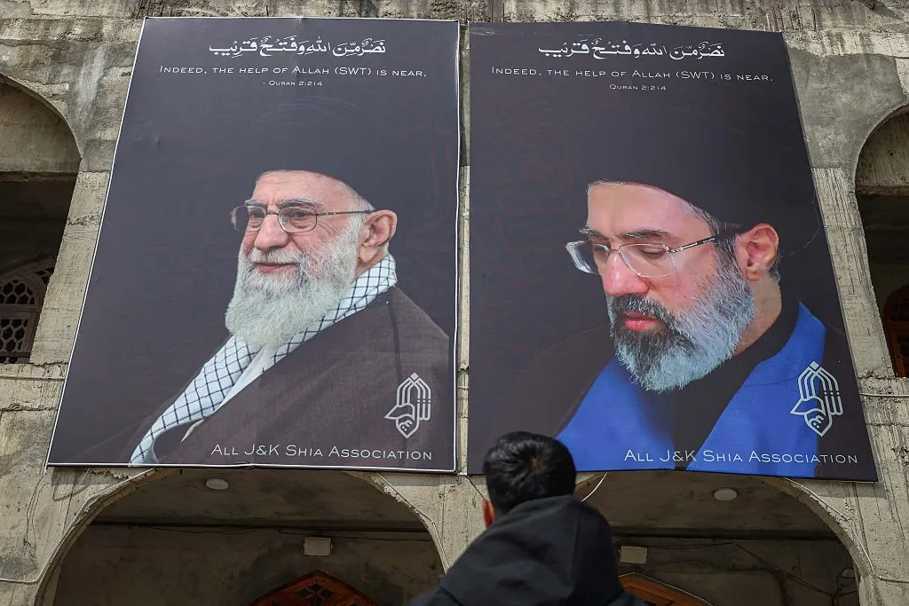 на плакате – Хаменеи – лидеры Ирана – отец и сын