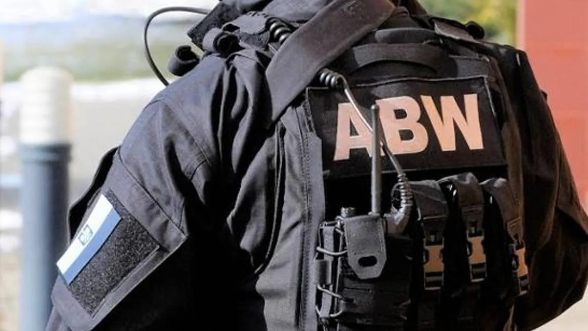 Слідчі-криміналісти з Волі та Агентства внутрішньої безпеки затримали громадянина України, який був "мішком у монастирі". Фото: АВС