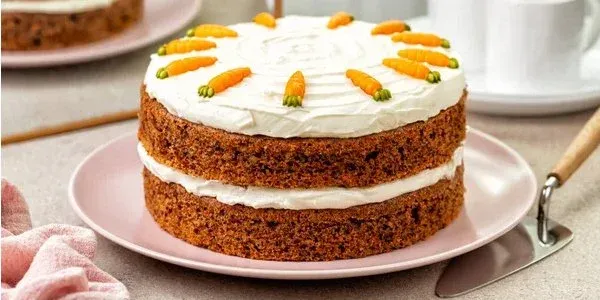 Коржі виходять щільні та вологі з ніжним карамельним ароматом. Пиріг