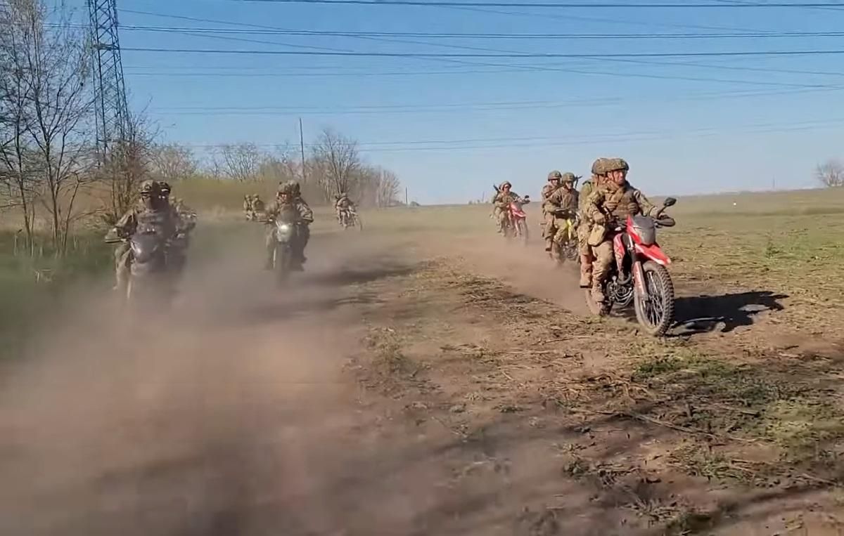 Військовослужбовці Скелі на мотоциклах Скеля на мотоциклах