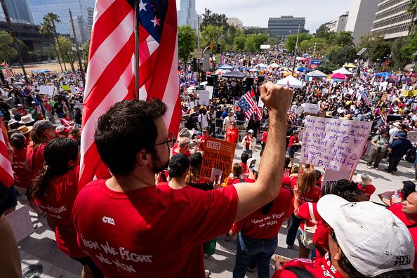Митингующие протестовали в Лос-Анджелесе. Фото: Getty Images Митингующие протестовали в Лос-Анджелесе. Фото: Getty Images