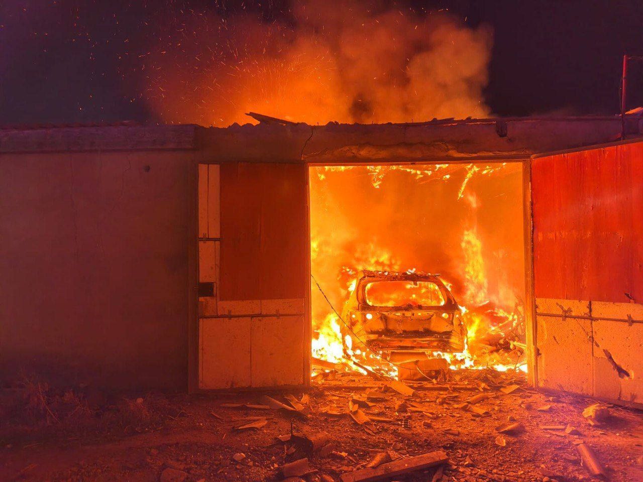 Через атаку дронів згоріла автівка палаюча автівка