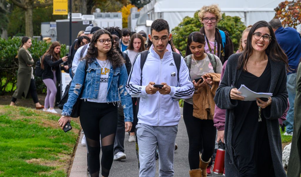 Студенти масово використовують мобільні гаджети під час перерви між заняттями. Фото: Getty Images Молодь в телефонах