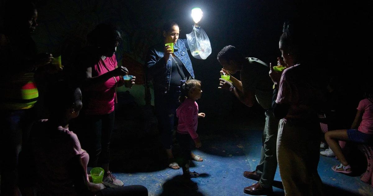 Кубинская семья Кубинская семья пытается ужинать в условиях тотального блекаута, освещая еду единственным фонариком.