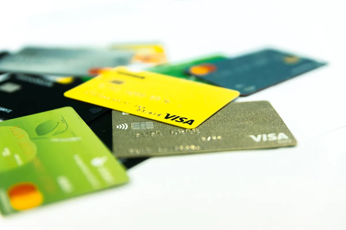 Платежные пластиковые карты банков Украины, фото: Информатор