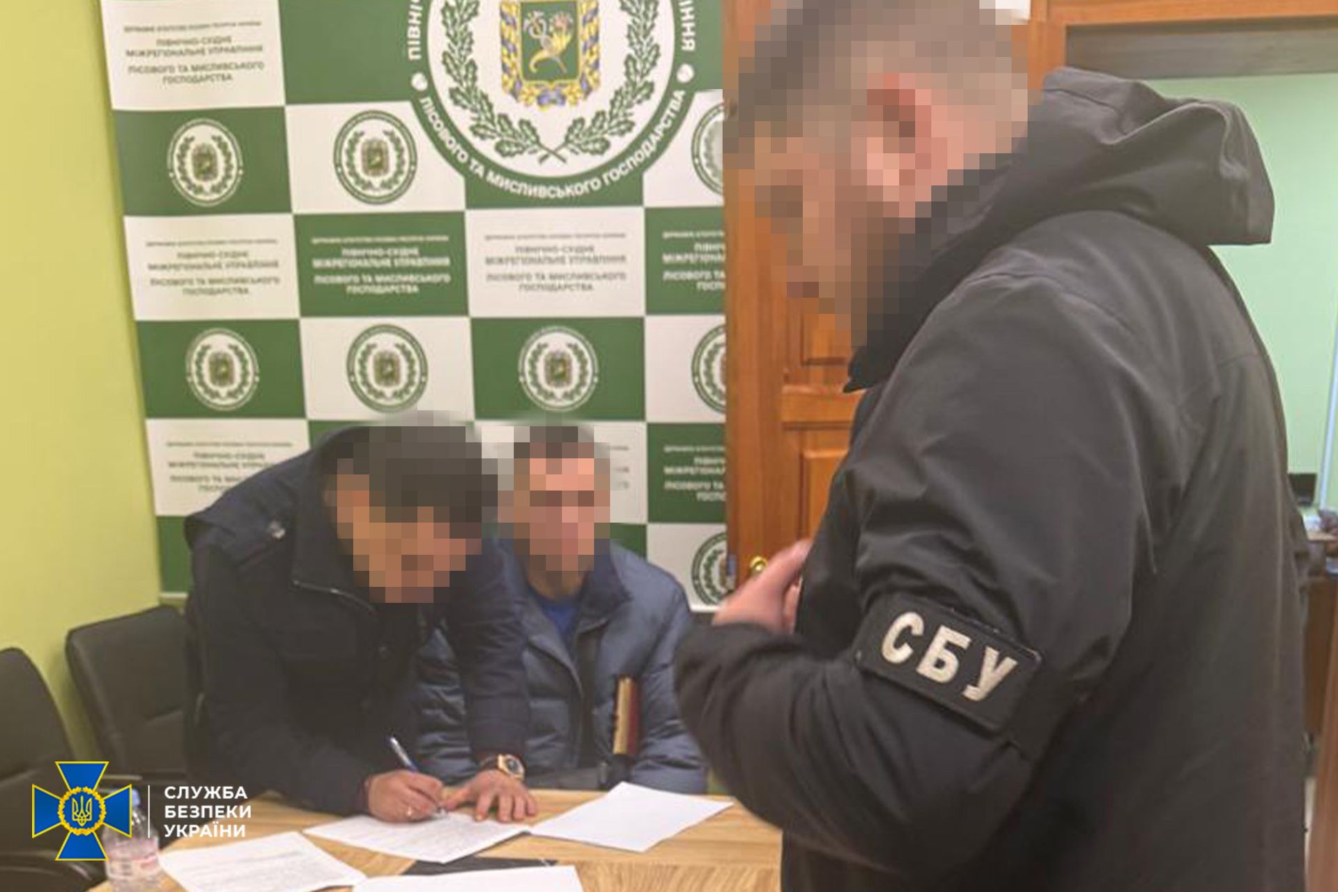 Співробітники СБУ в офісі «Лісів України» оформлюють підозру фігурантам корупційної схеми СБУ