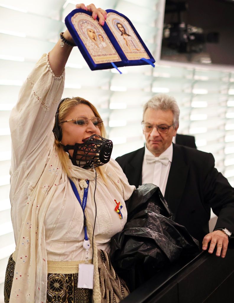 Діану Шошоаке виводять з зали ЄС у липні 2024 року