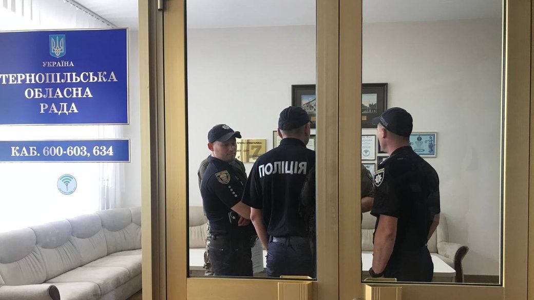 Правоохоронці затримують Михайла Головка в облраді Затримання Михайла Головка