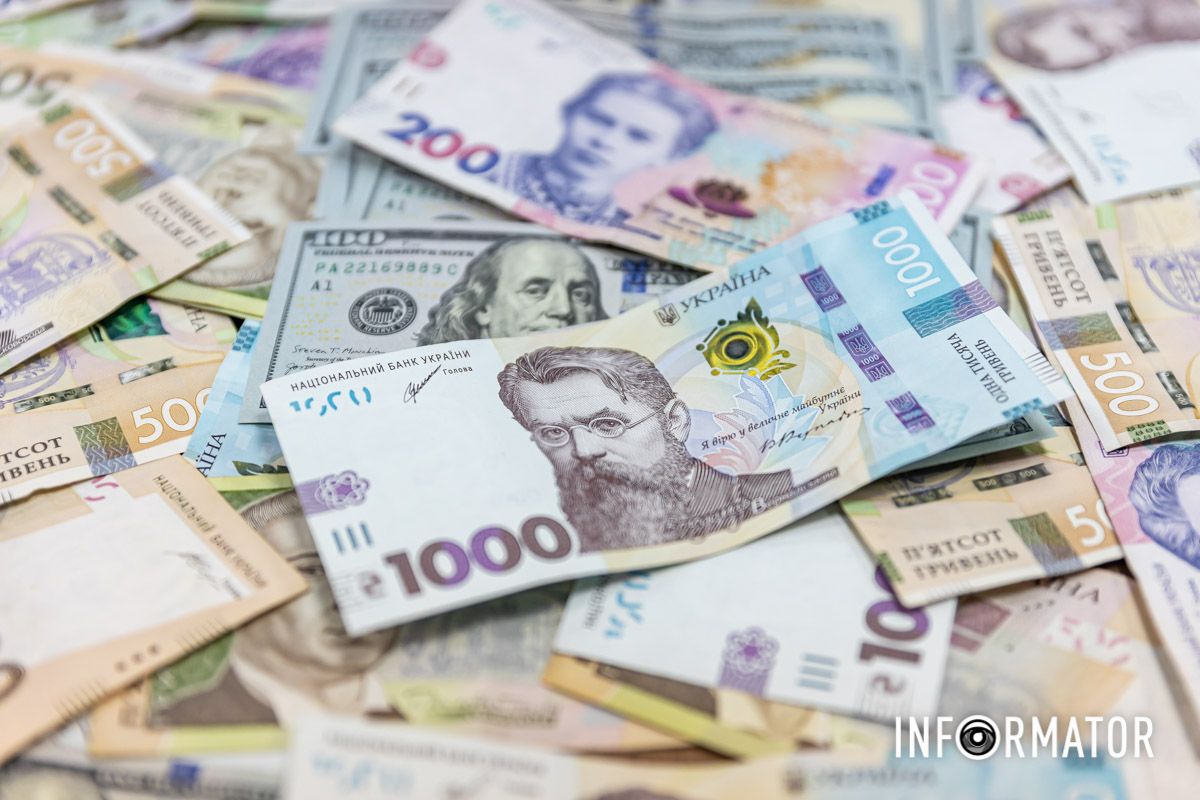 Долари та гривні Фото: Інформатор