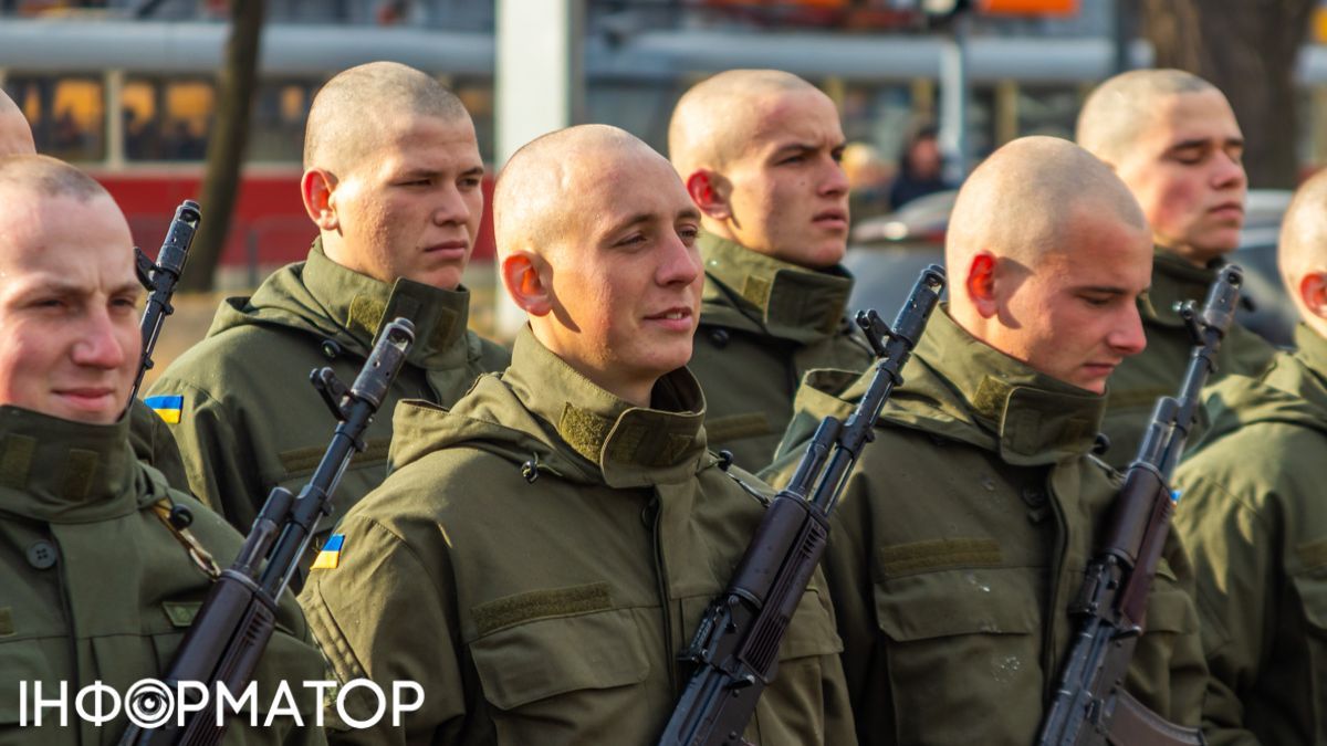 Не лише армія: в Міноборони пояснили, хто з чоловіків зможе стати держслужбовцями чи прокурорами