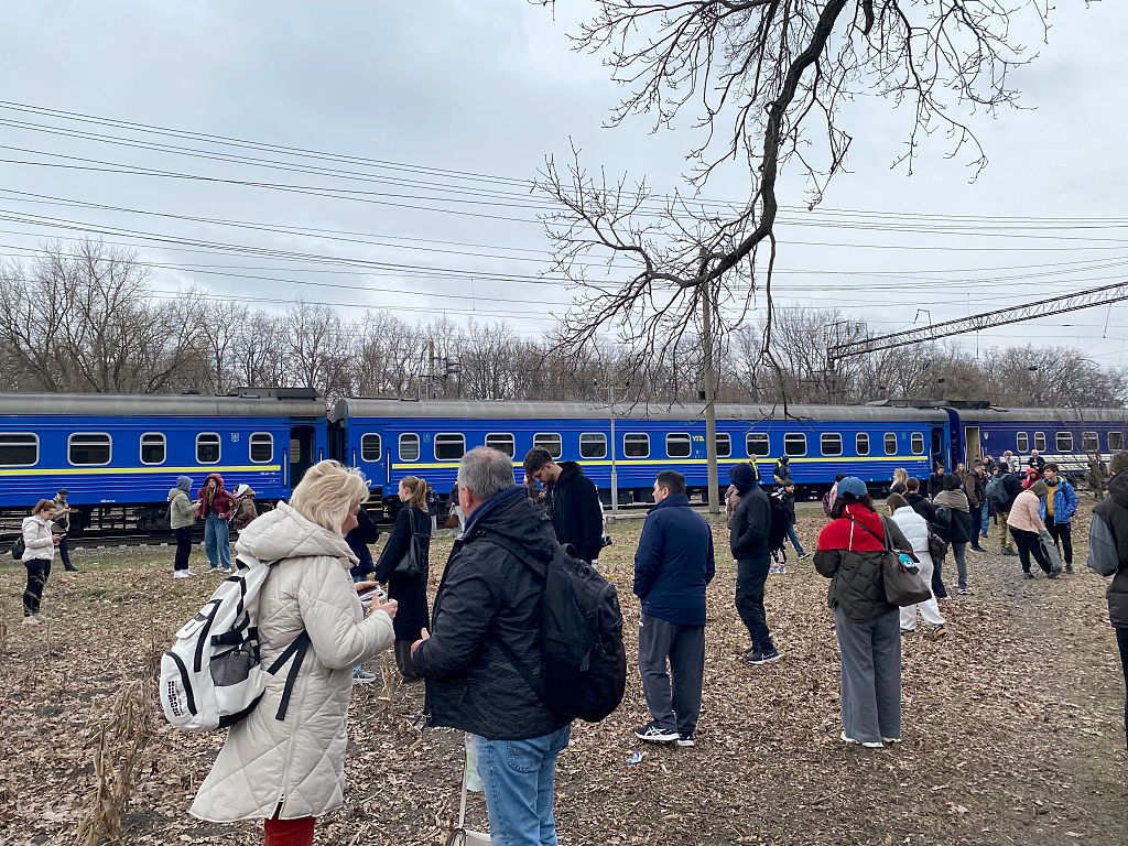Пасажири чекають біля свого спального вагона під час тривоги в повітрі