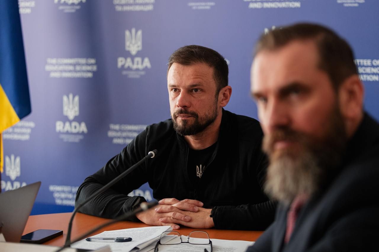 Засідання комітету Верховної Ради з питань освіти: народний депутат Сергій Бабак та міністр освіти Оксен Лісовий