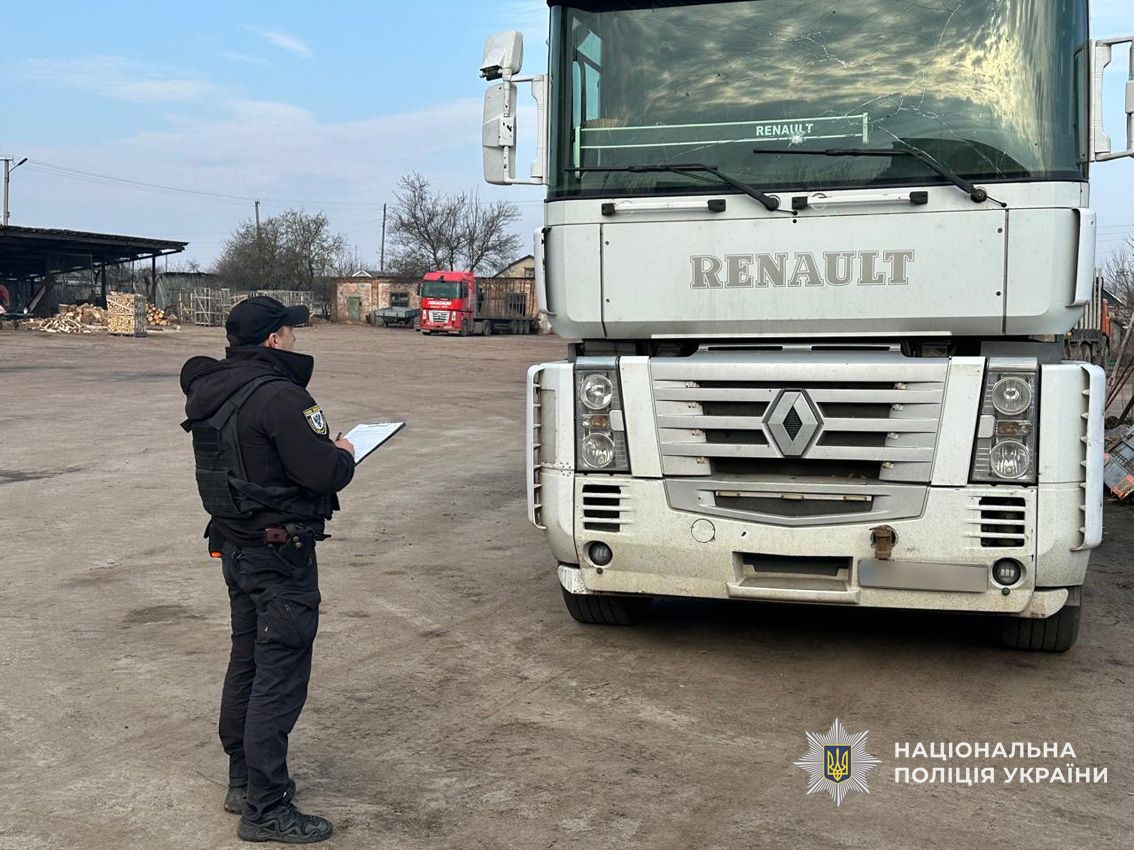 Пошкоджена вантажівка Renault Magnum