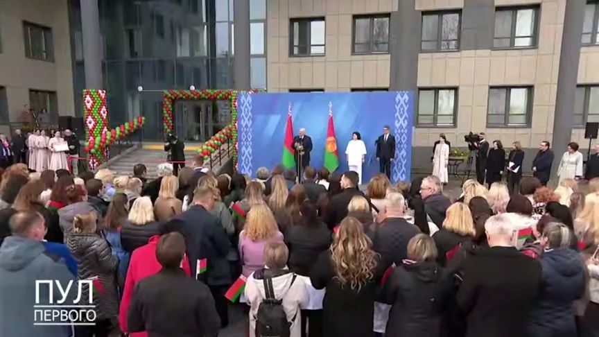 Олександр Лукашенко виступає на відкритті поліклініки у Мінську