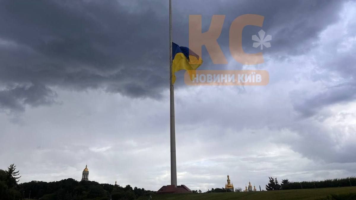 У столиці приспустили головний прапор