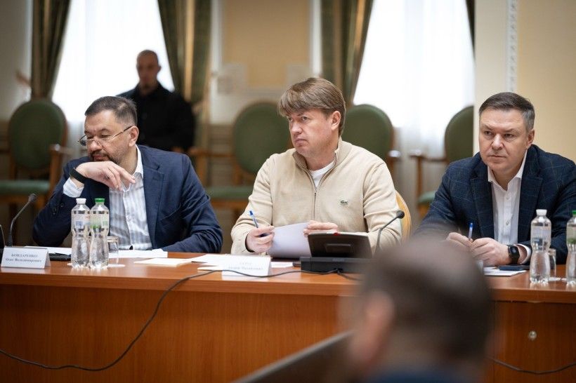 Народные депутаты слушают о необходимости повышения налогов Фото: Кабинет Министров