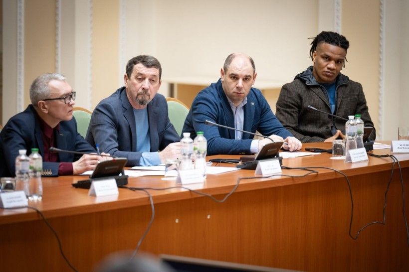 Народные депутаты слушают о необходимости повышения налогов Фото: Кабинет Министров