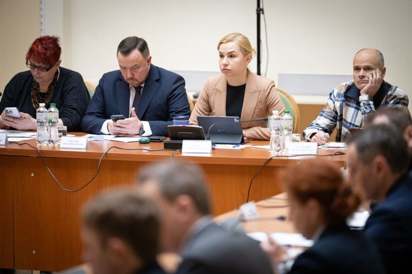 Народные депутаты слушают о необходимости повышения налогов Фото: Кабинет Министров