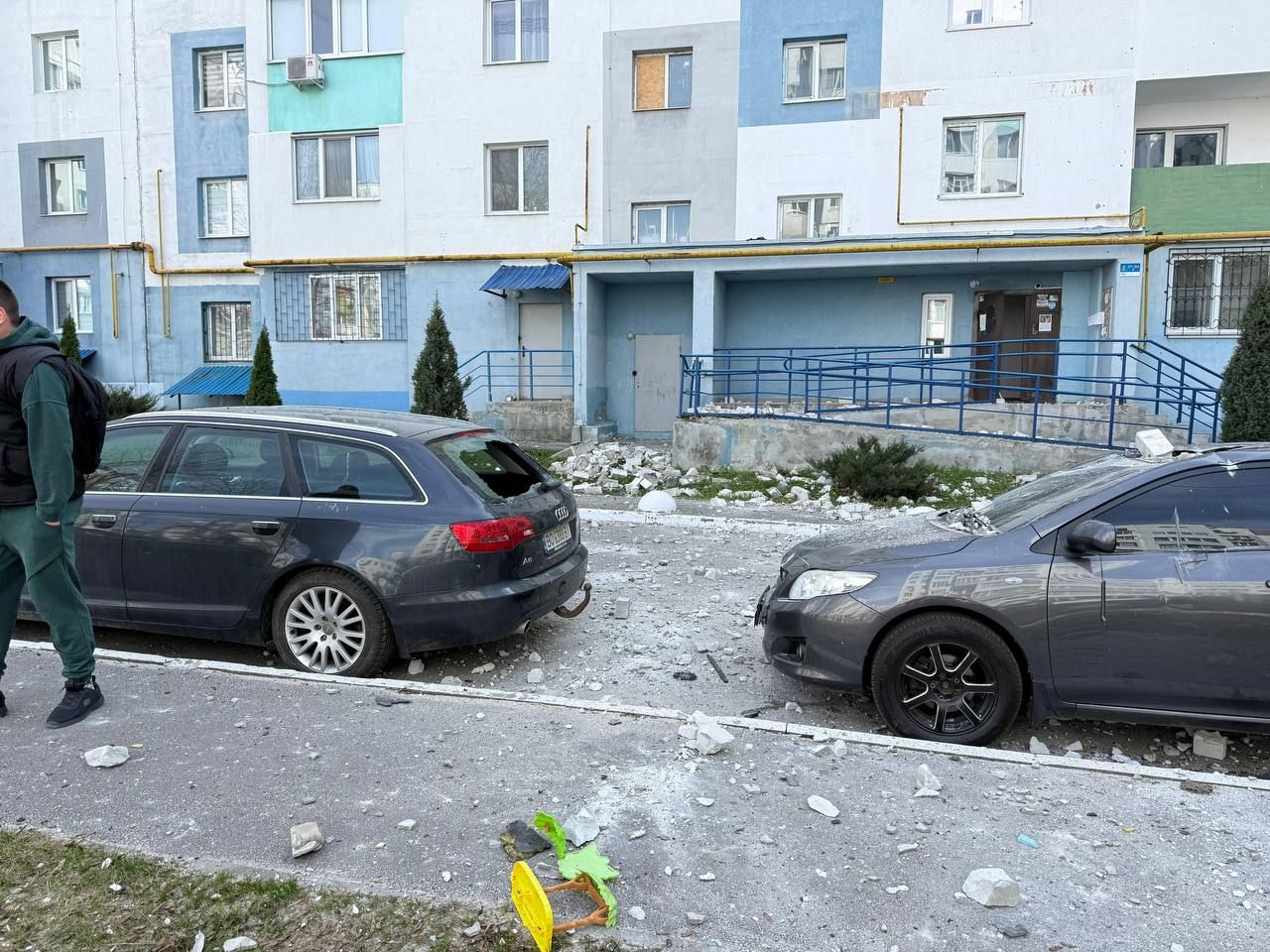 Черех дроновий удар по Харкову постраждали автівки Удар по Харкову