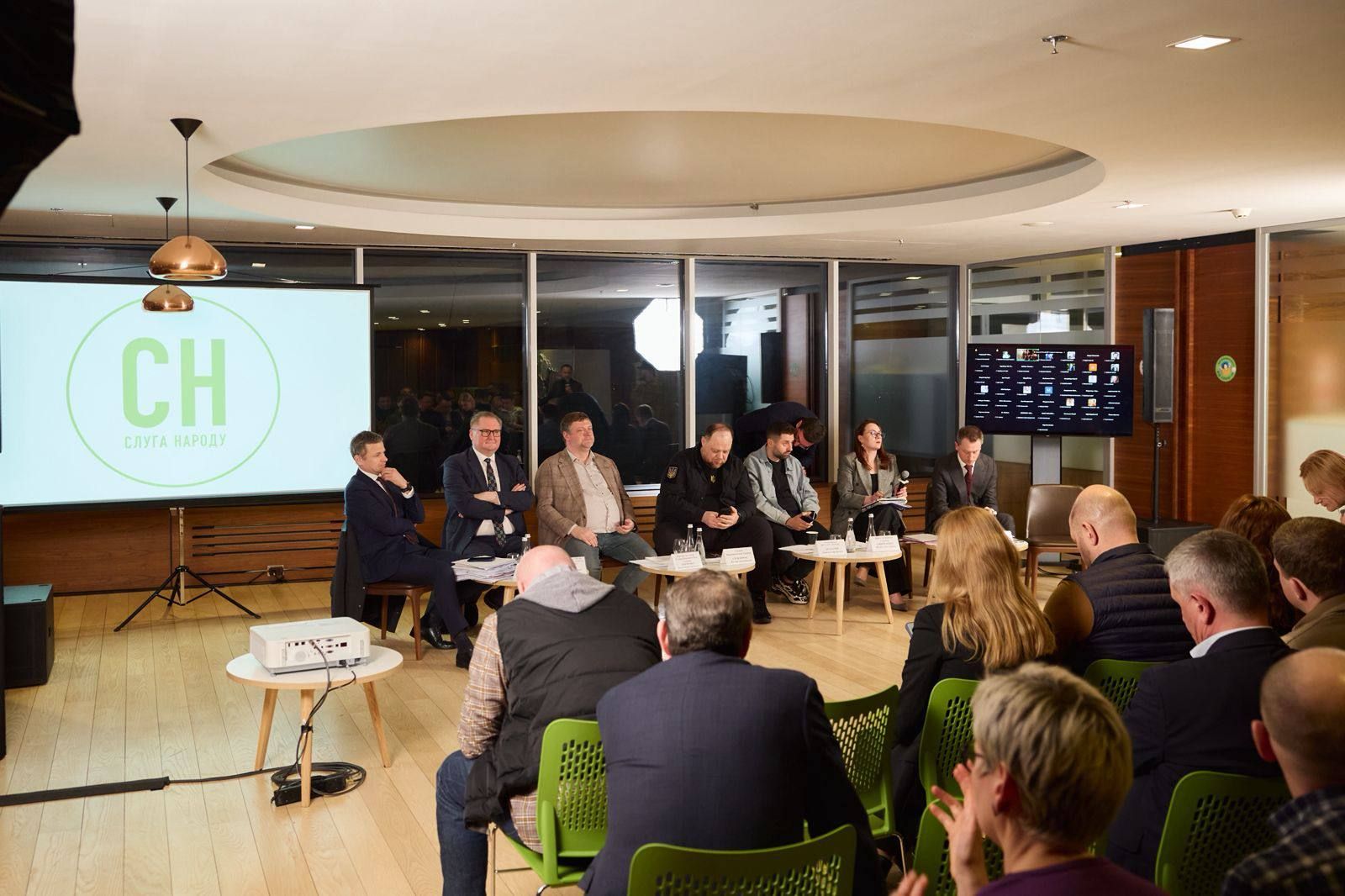 Заседание фракции СН прошло с участием чиновников. Фото: Давид Арахамия/Telegram Слуга народа