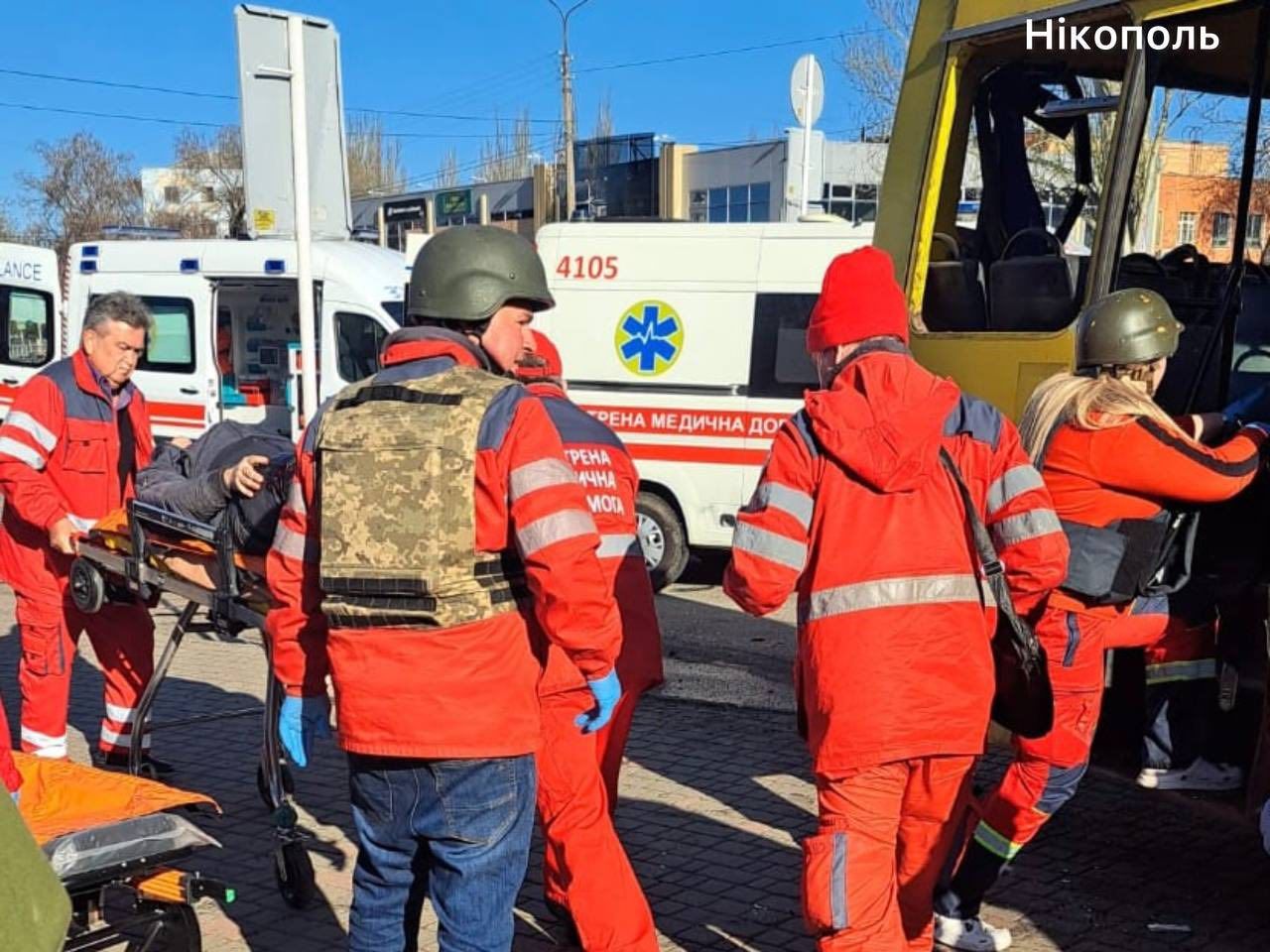 медики надають допомогу медики надають допомогу