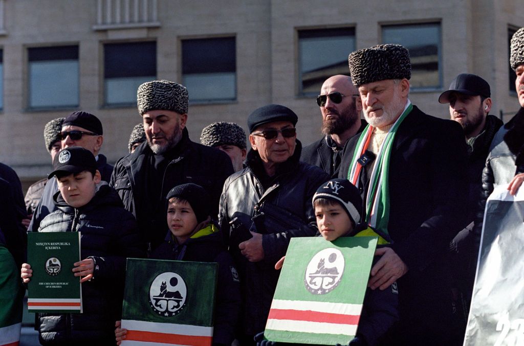 Ахмед Халідович Закаєв слухає промови на площі Альбертіни 25 лютого 2023 року в Брюсселі