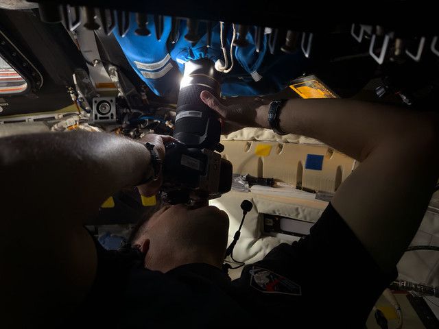 Фотограф робить знімки зворотного боку Місяця Фотограф