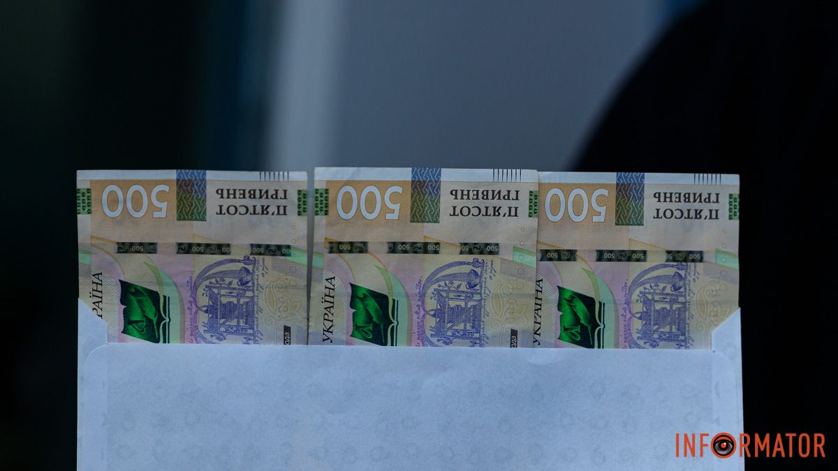 Гроші в конверті, фото: Інформатор 