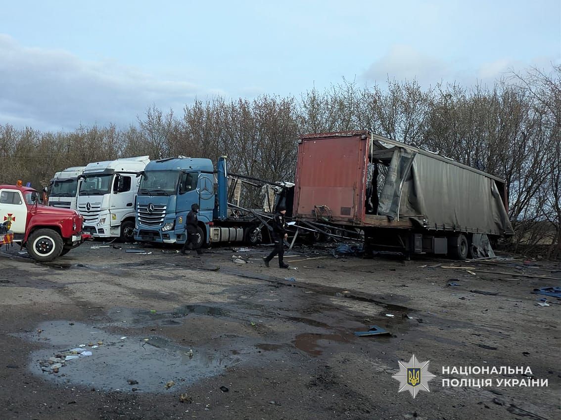 Разрушенная парковка Поврежденная дронами парковка.