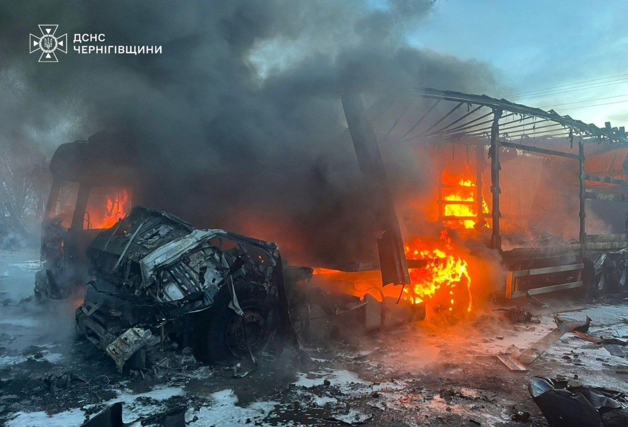 Последствия обстрела РФ Пожар в Черниговской области после обстрела РФ