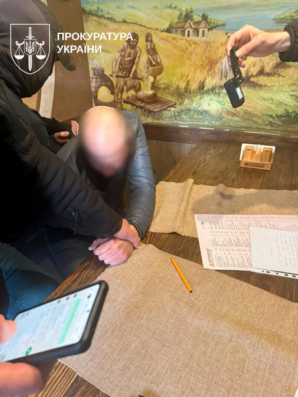 Правоохоронці під час обшуку виявили гроші разом з розпискою