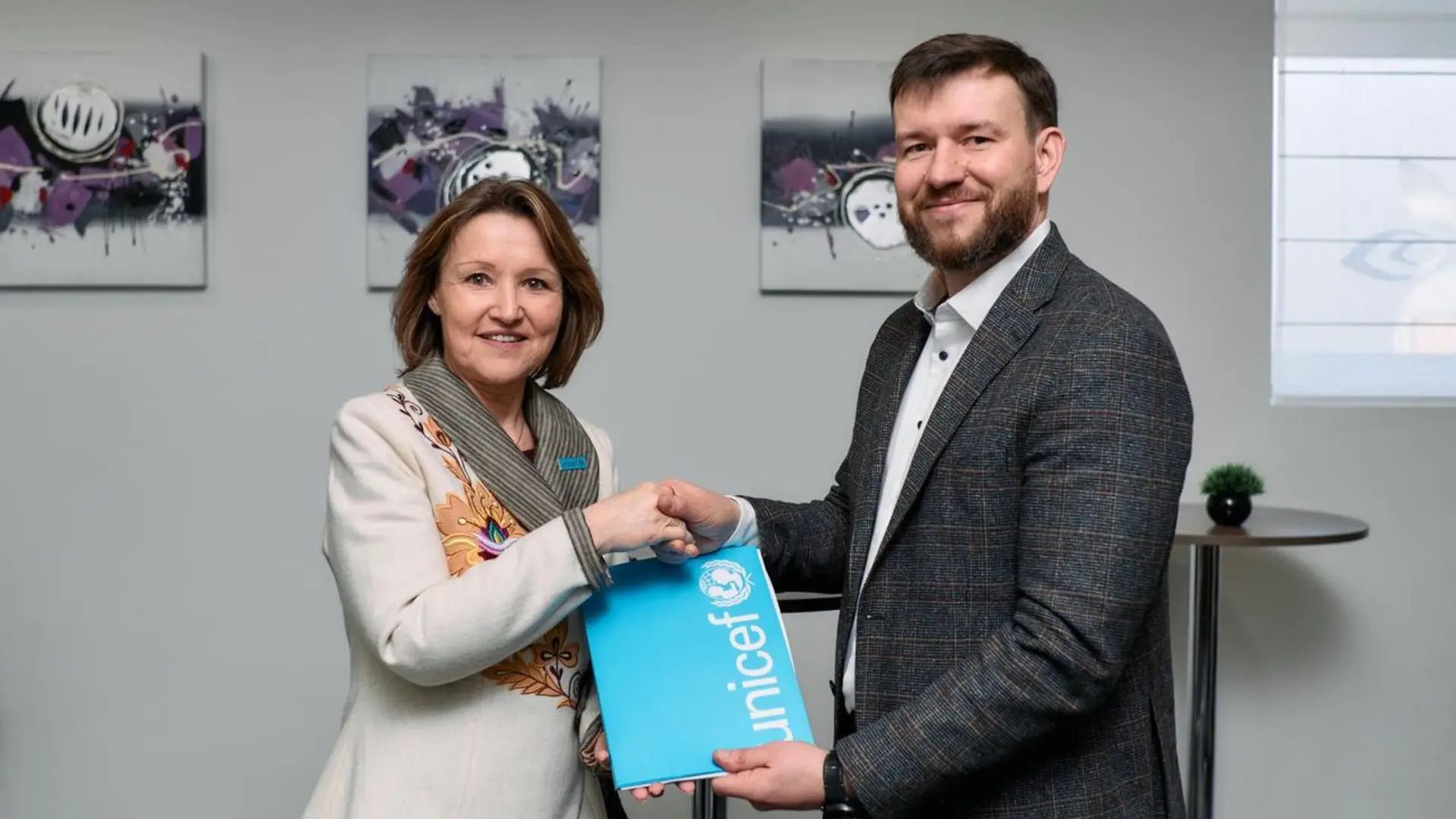 Міністр соціальної політики, сім’ї та єдності України Денис Улютін підписав Меморандум із головою представництва ЮНІСЕФ в Україні Анн-Клер Дюфей Демулен